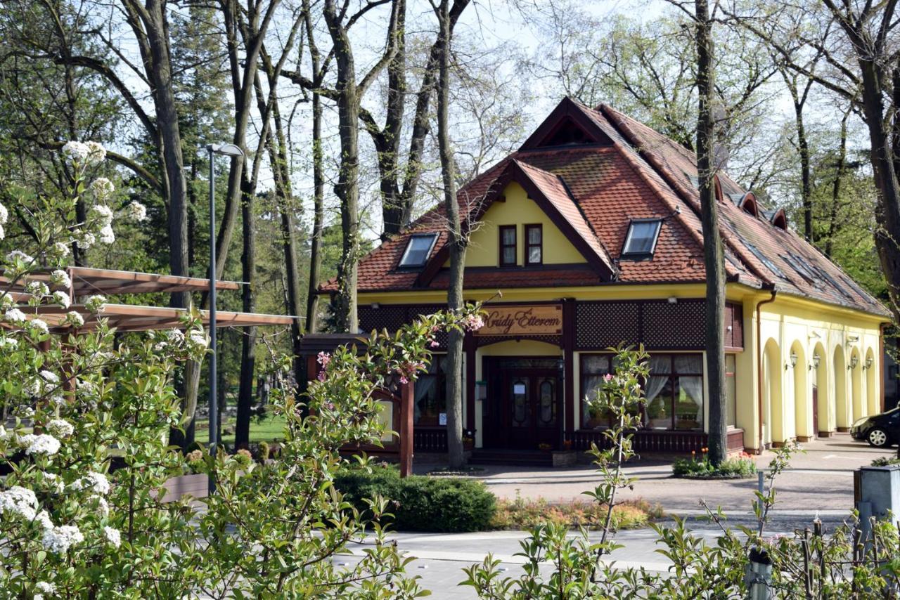 Villa Hotel Дебрецен Экстерьер фото